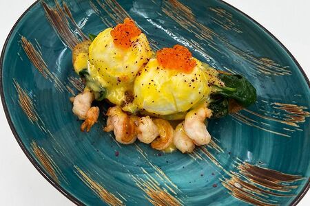 Яйцо Бенедикт с креветкой и икрой