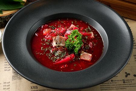 Борщ с помпушками и сметаной