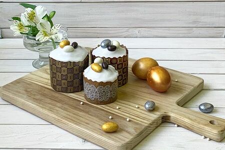 Кулич маленький с декором из шоколадно-ореховых яиц