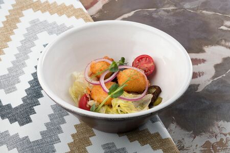 Салат с жареным сулугуни