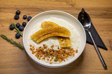 Каша рисовая с бананом и гранолой