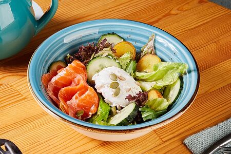 Салат с форелью и яйцом пашот