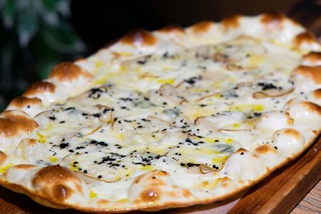 Пицца с грушей и горгонзолой