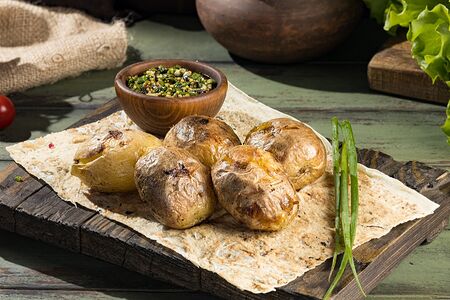 Шашлык из румяного картофеля на углях