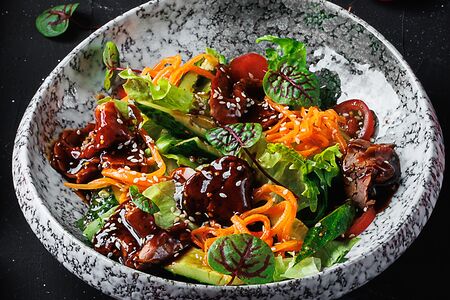 Салат по-азиатски с обожженным ростбифом и битыми огурцами