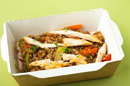 Цыпленок в мясном соусе с гречкой и овощами