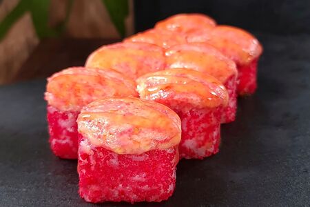 Запеченный ролл Микс со снежным крабом, лососем и масляной рыбой