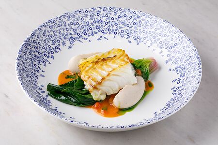 Треска с томатами, шпинатом и оливками