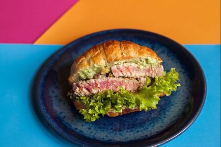 Круассан с тунцом и авокадо