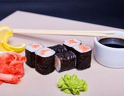 Ролл с лососем