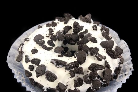 Донат с ванильной начинкой и печеньем Орео