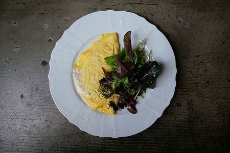 Французский омлет со страчателлой и белым трюфелем