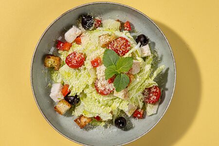 Салат Цезарь с курицей