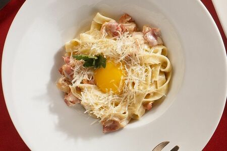 Паста Карбонара с беконом и яйцом