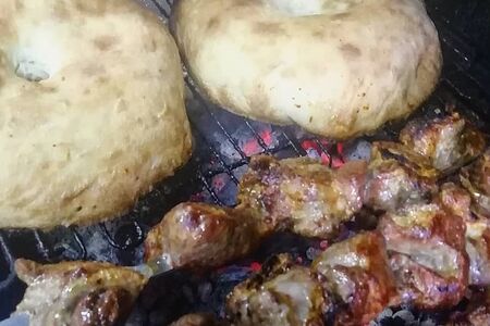 Лепешка тандырная запеченная на углях