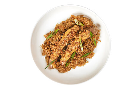 Куриные купаты с тушеной капустой и соусом карри