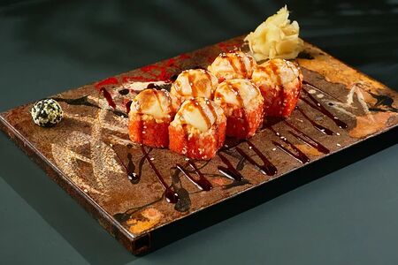 Запеченный ролл с креветкой и моцареллой