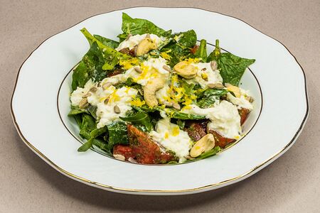 Салат с томатами и соусом песто