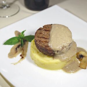 Стейк тартар с картофельным пюре