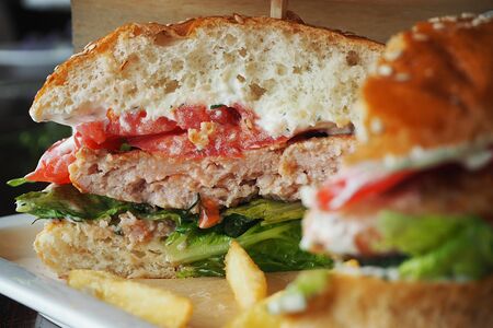 Бургер с куриной котлетой