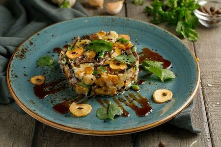 Теплый салат с говядиной и баклажанами