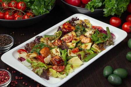 Теплый салат с семгой и артишоками