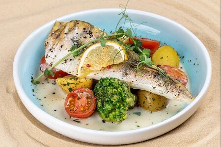 Филе судака с овощами под соусом бакалао