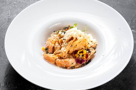 Тальятелле с сёмгой в сливочно-томатном соусе