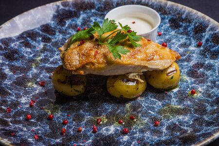 Куриная грудка с томлёным картофелем и трюфельным маслом