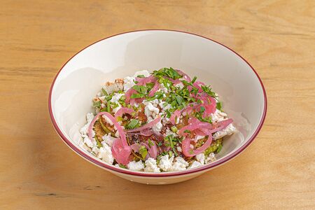 Салат с цукини, брынзой и маринованным луком