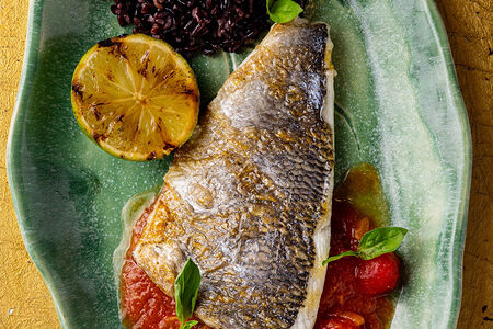 Дорадо с диким рисом и томлеными томатами