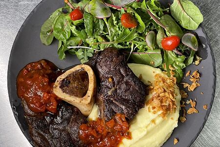 Розовая телятина на кости