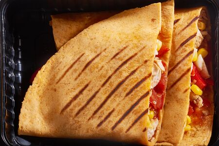 Кесадилья с курицей и моцареллой