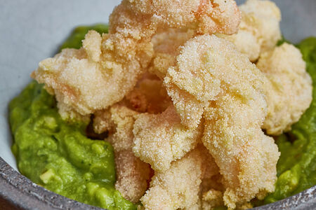 Креветки темпура с гуакамоле