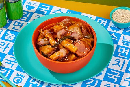 Токпокки с беконом и овощами в соусе барбекю