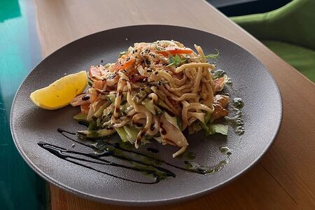 Белковый салат с кальмарами и адыгейским сыром