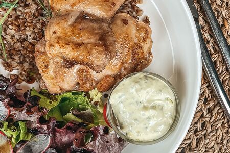 Куриные бедрышками с гречкой