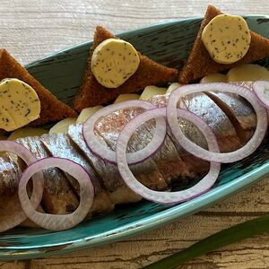 Сельдь слабого посола с картофелем, ржаными гренками и луком