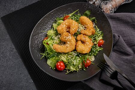 Салат с креветками темпура