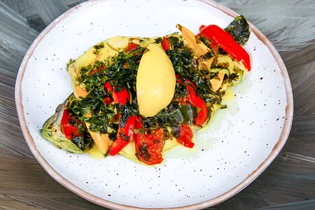 Форель, томленная с овощами