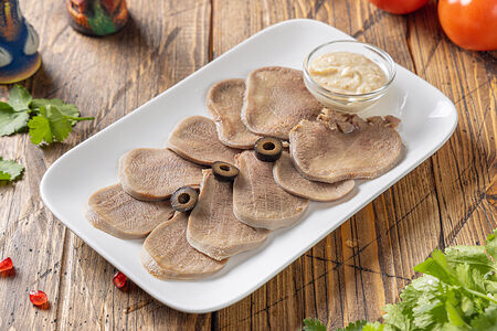 Отварной говяжий язык с хреном