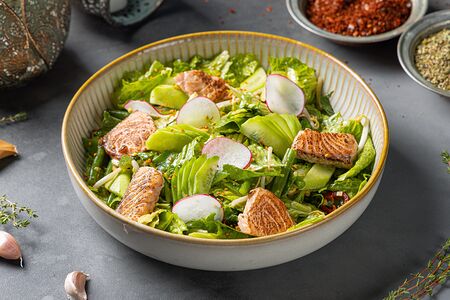 Салат с пряным лососем