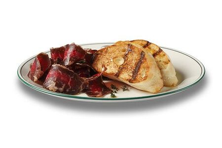 Домашняя сыровяленая говядина с поджаренной Чиабаттой