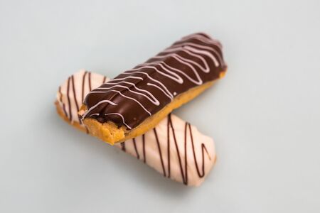 Эклер с шоколадным кремом и молочным шоколадом