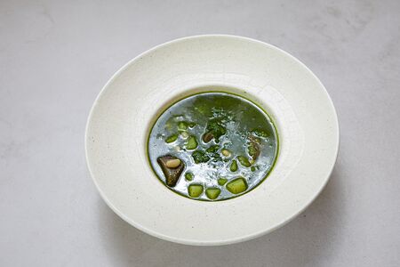 Итальянский суп с белой фасолью, с томленой щекой и песто базилик