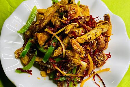 Язык стружкой с красным перцем