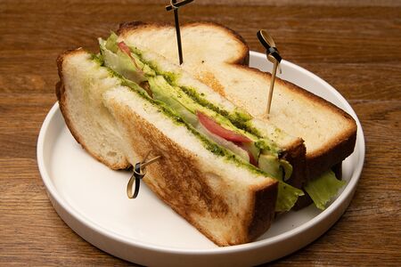 Сэндвич с авокадо, песто и томатами L