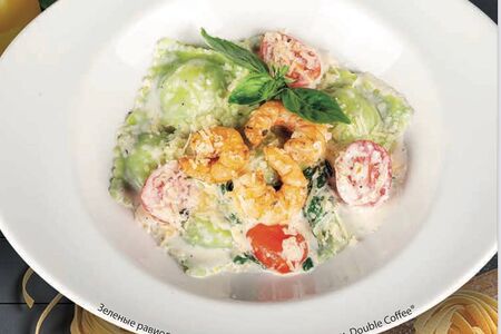 Зеленые равиоли с лососем и тигровыми креветками