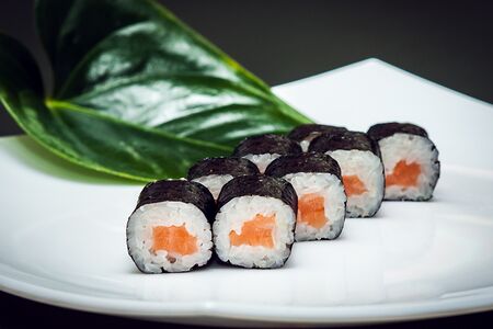 Ролл с копченым лососем