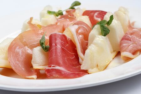 Дыня с прошутто и мятой